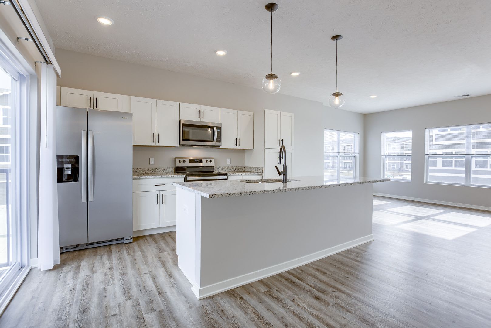 Gorgeous 3 Bedroom Townhome!! – photo 3
