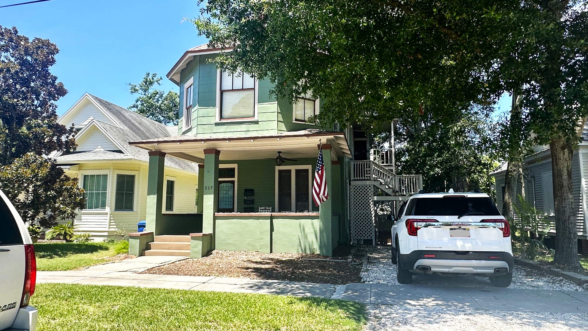 Great downtown location just 1-1/2 blocks off Centre St.! – photo 1