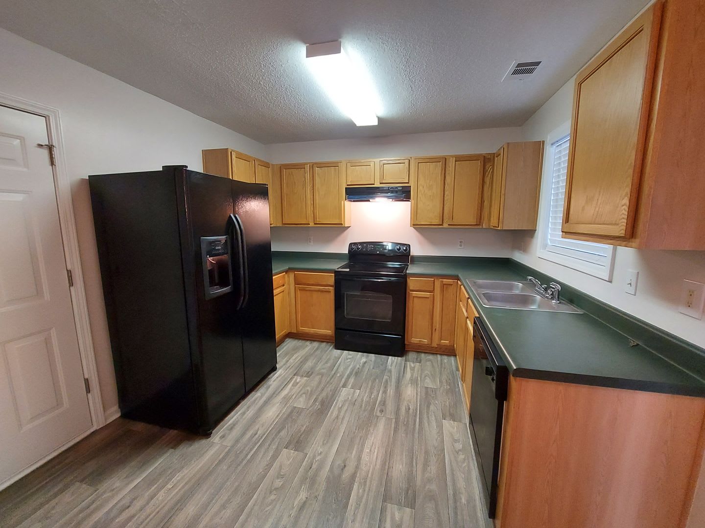 Beautiful 3BR/2.5BA Home in Scenic Lake Community Lithonia, GA – photo 3