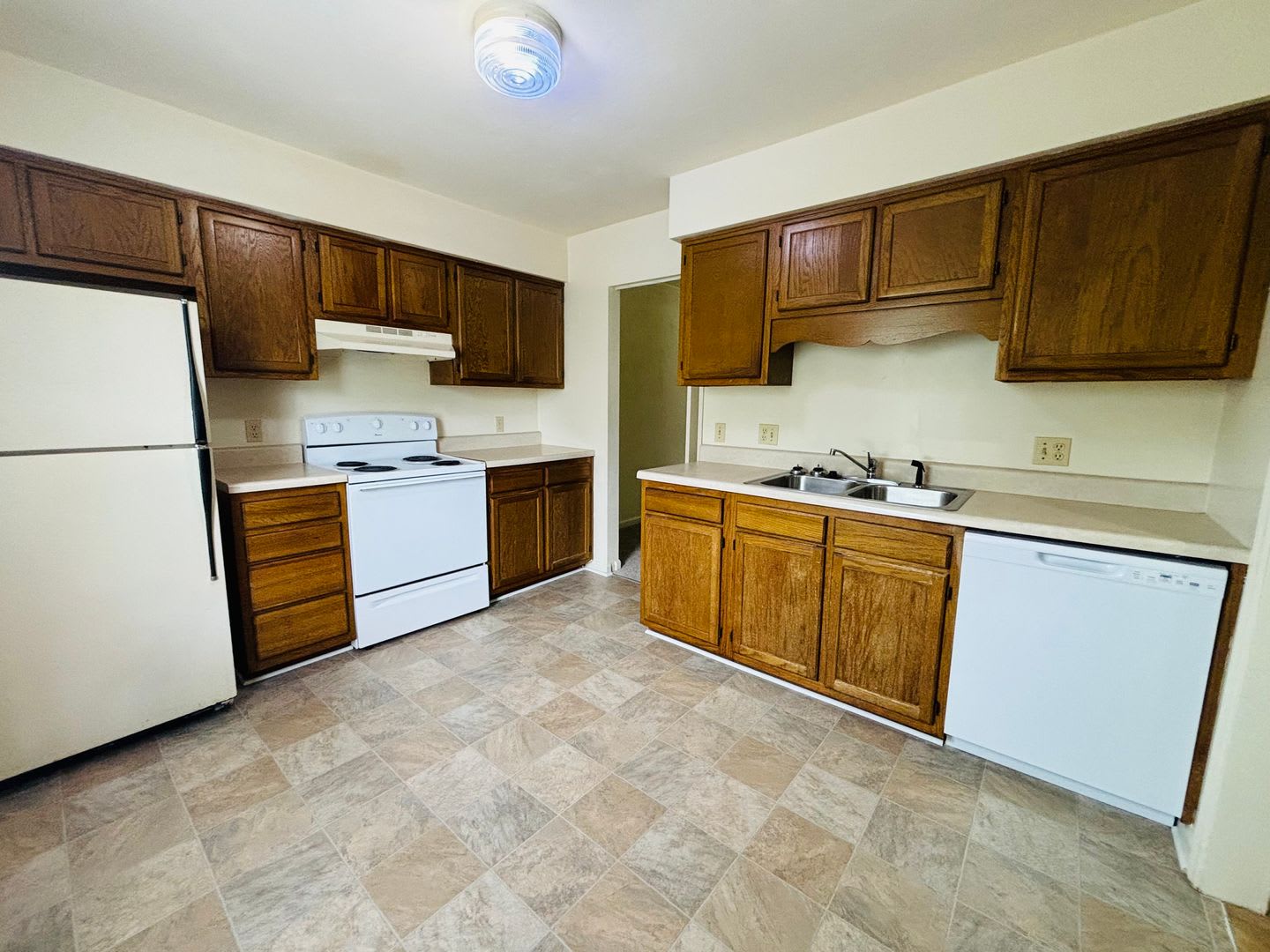 3 Bedroom 2.5 Half Bath Townhouse – photo 5