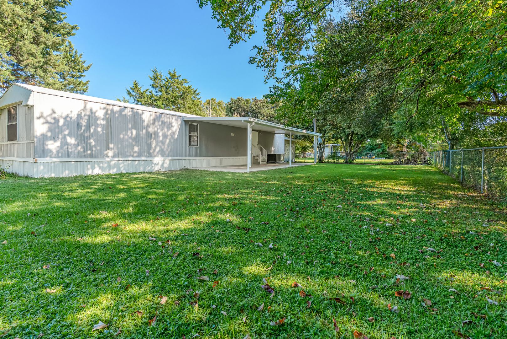 2 Bedroom on Spacious Lot! – photo 5