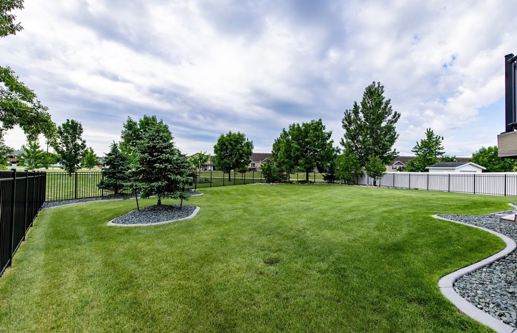 Spacious 4-Bedroom Home with a Huge Fenced Yard in West Fargo! – photo 4