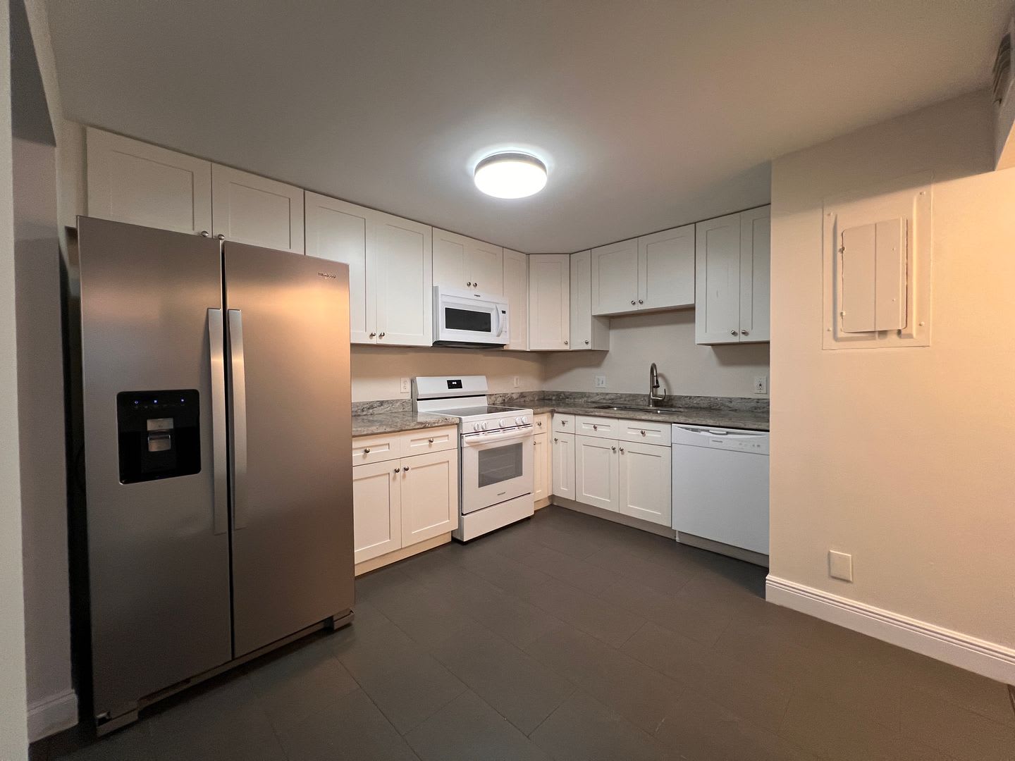 Pretty, Huge, Updated Townhome – photo 1
