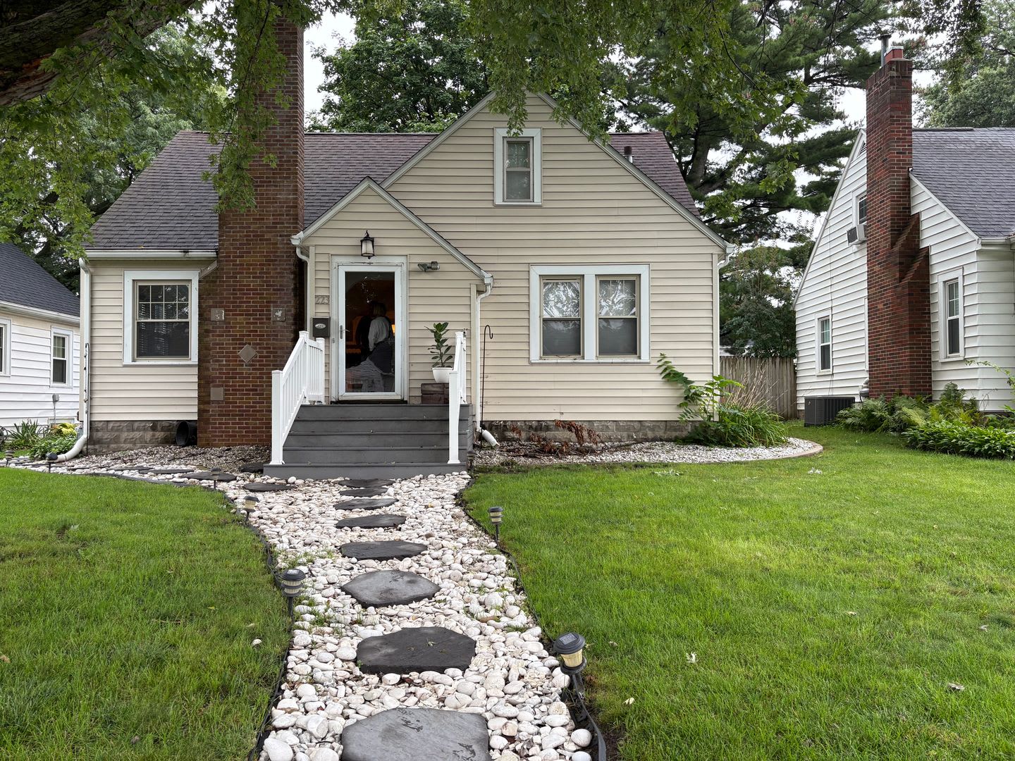223 Hillside Dr, Waterloo – Updated 3 Bedroom, 2 Bathroom Home – photo 1
