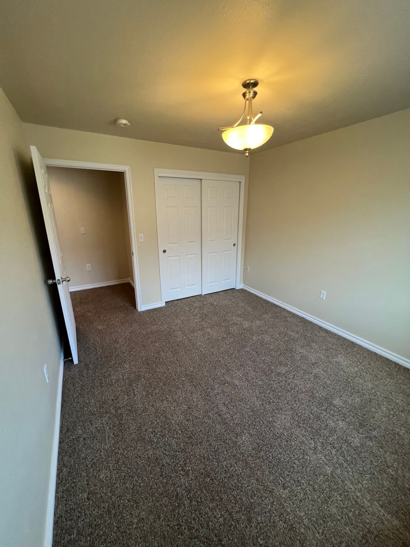Large 4 Bed 2.5 bath blocks from Fort Riley – photo 5