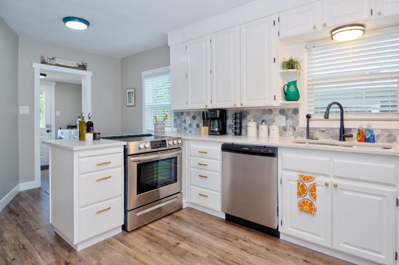 Remodeled Detached Cottage with Fenced Yard! Pet Friendly! – photo 4