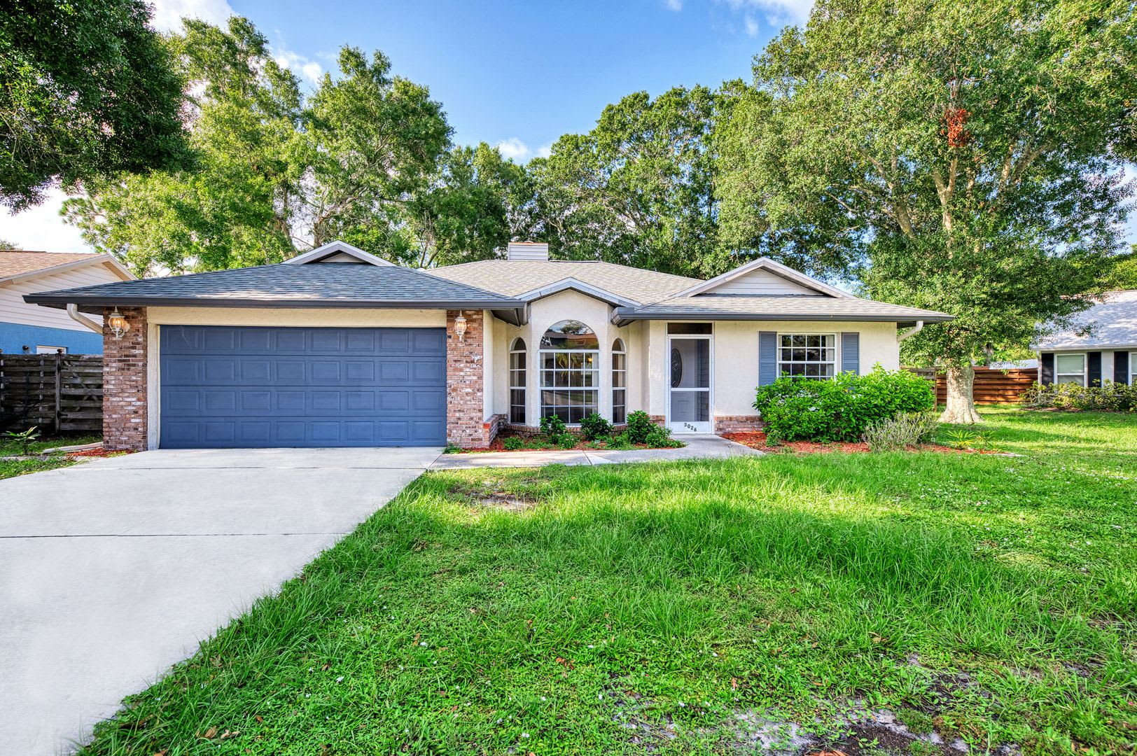 Stunning 3 Bedroom 2 Bathroom 2 Car Garage Home Located In The Highly Sought After Briarwood Community – photo 1