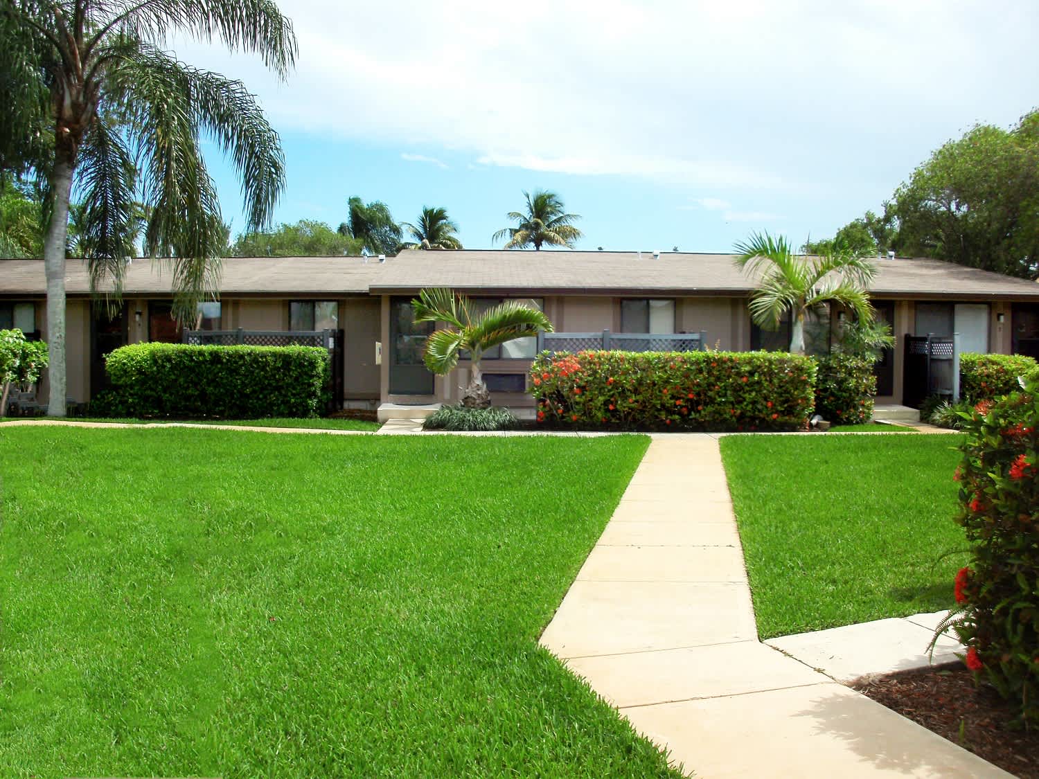 Park Lake Apartments – photo 1