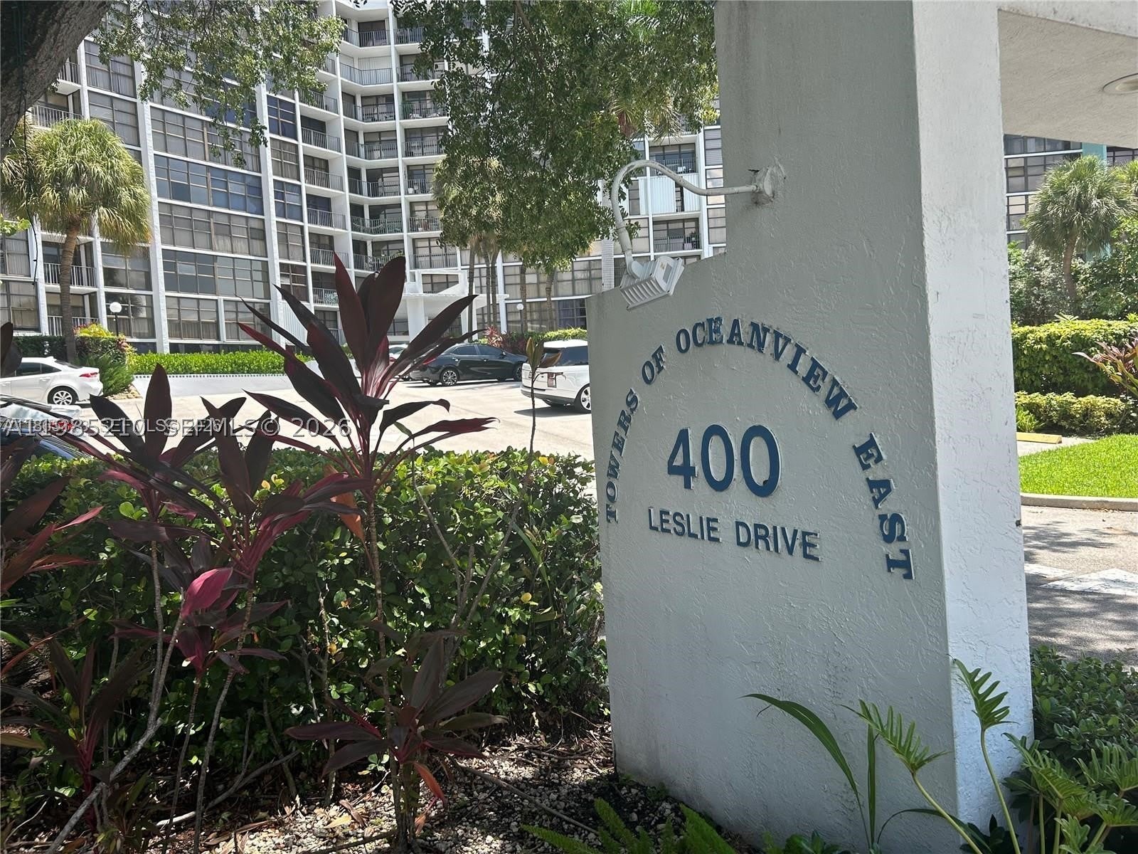 400 Leslie Dr – photo 2