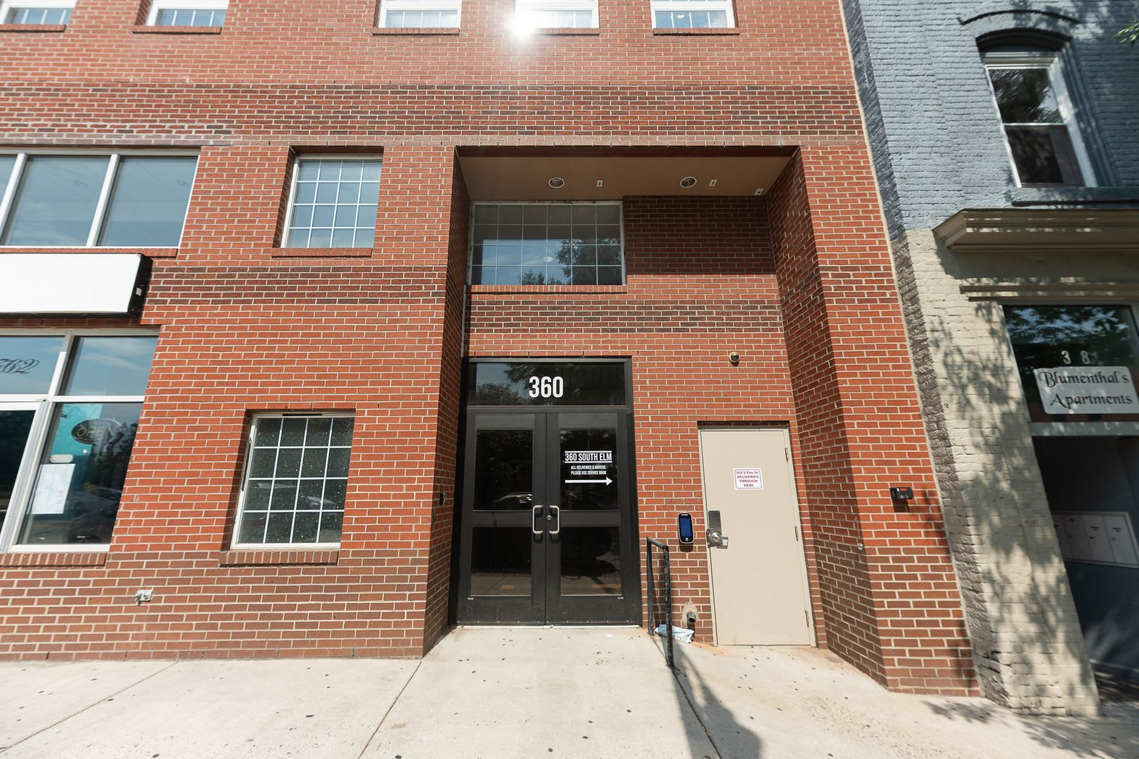 Spacious 2BR Apartment in the Heart of Downtown with Private Garage Parking – photo 2