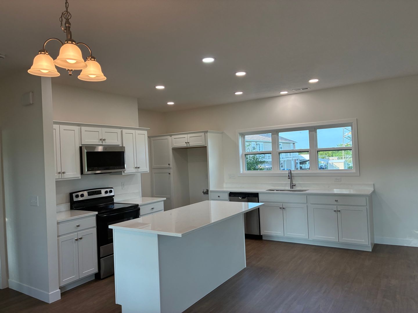 Available Now Brand New 3 Bedroom 2 Bath House Mclean Il – photo 2
