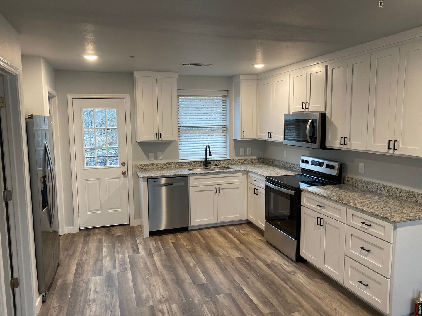 3 Bedrooms 2 5 Bathrooms Townhouse Near University Of Arkansas 1X Car Garage All Appliances Provided – photo 2