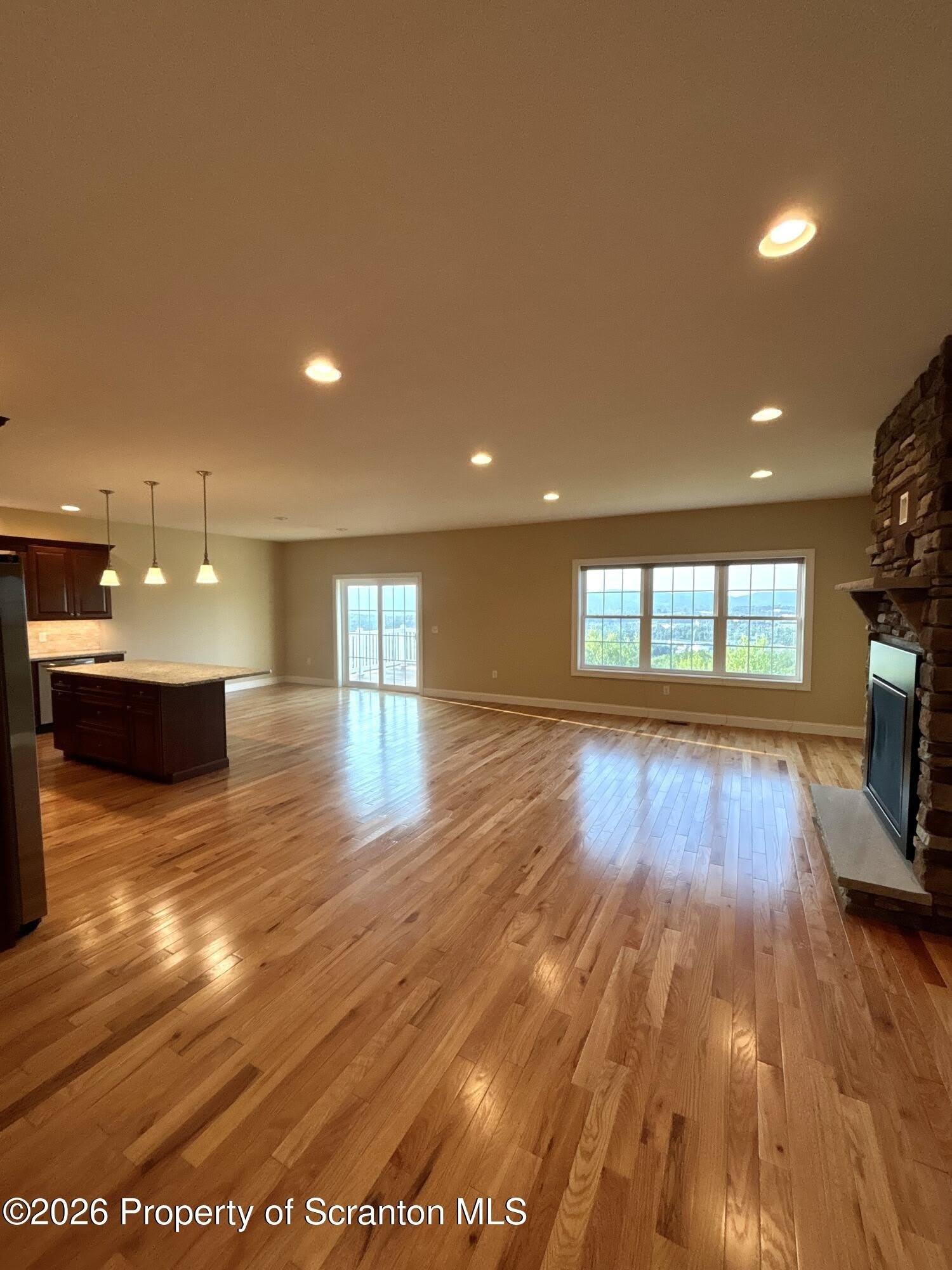 1803 Robinson Close – photo 3