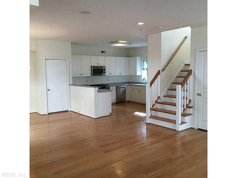 GORGEOUS 4 BEDROOM 3.5 BATH SINGLE FAMILY HOME 1.5 BLOCKS TO OCEAN!! – photo 5