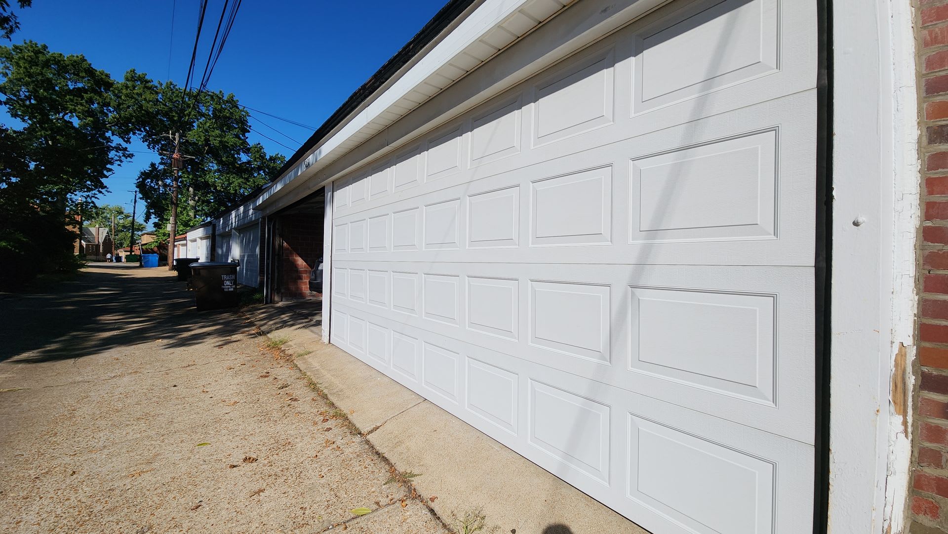One Bedroom Apartment with Garage Parking! – photo 3