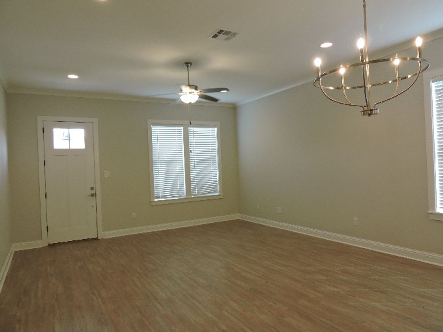 6 YR old Modern Farmhouse designed 3BR/2BA Plus Office – photo 3