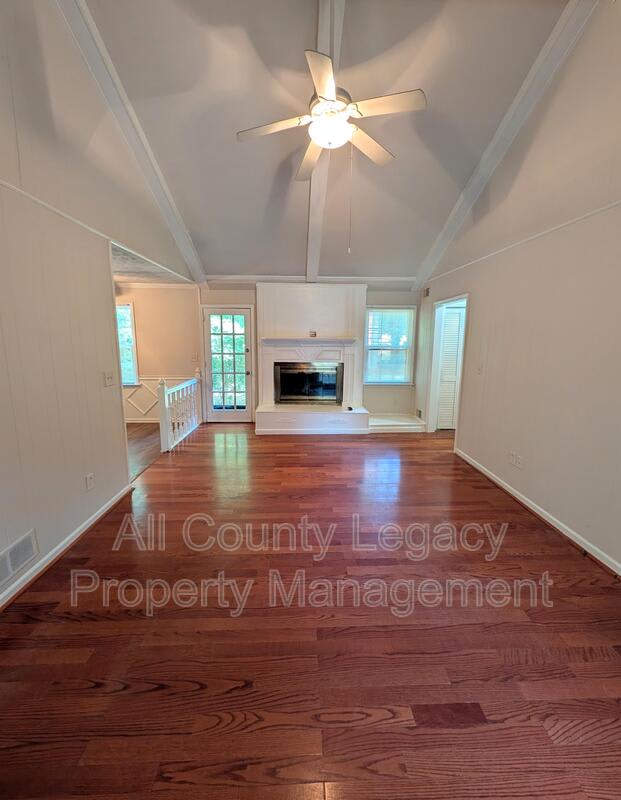 1422 Fairfield Dr SW – photo 3