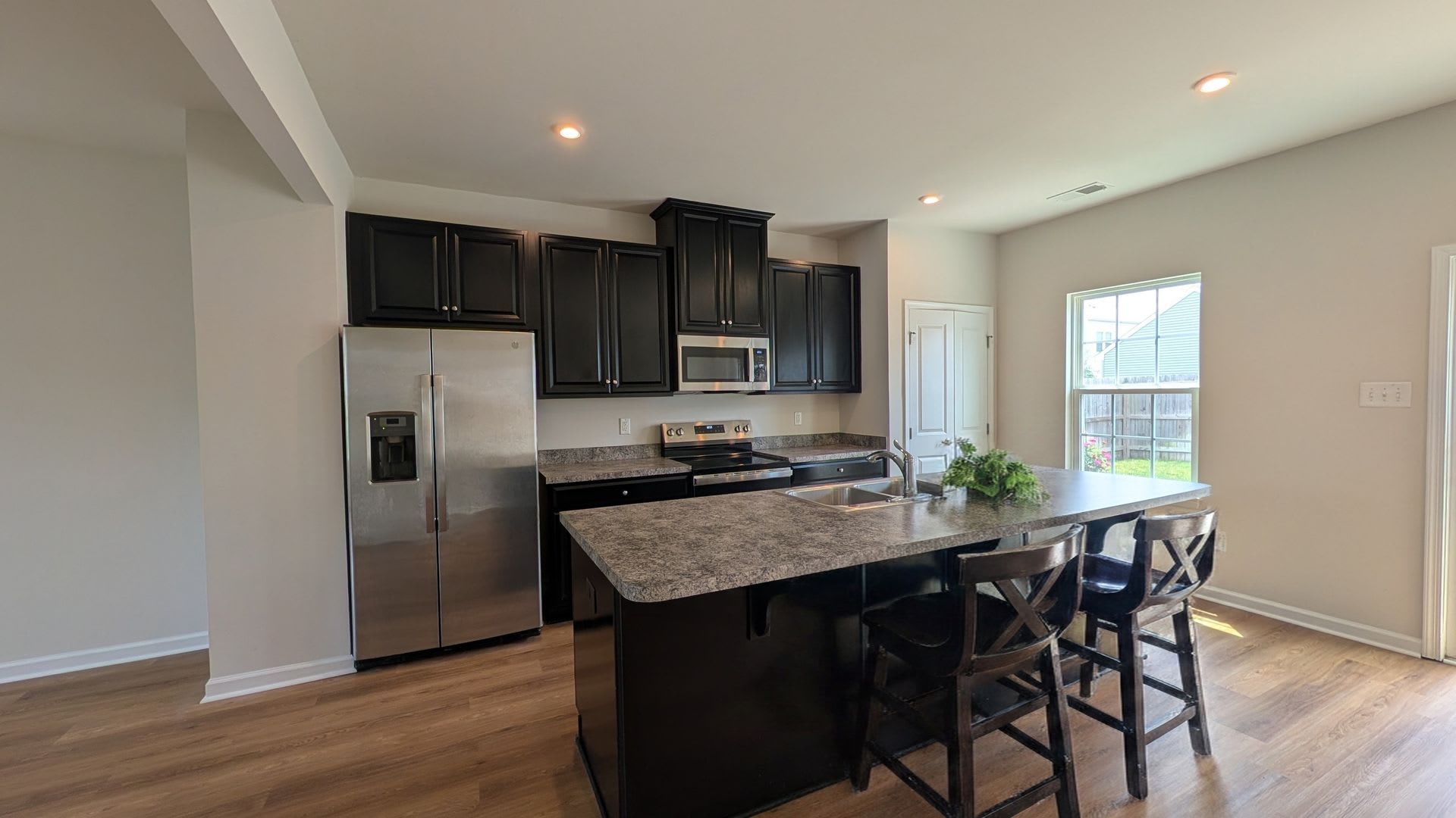 Beautiful 3 Bedroom 3 Bath Townhome for Rent – photo 2