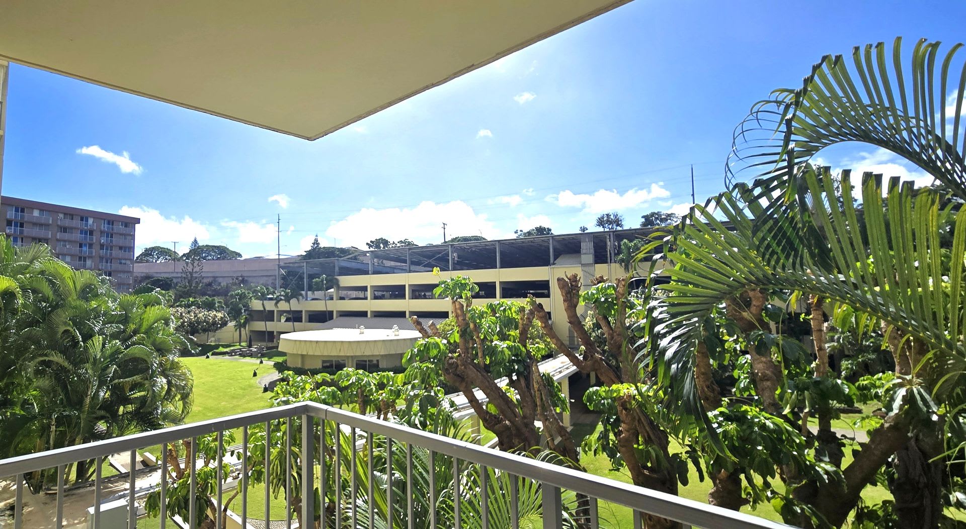 Centrally Located 2bd, 2bath, 1 pkg 870sqft unit $2700 – photo 3