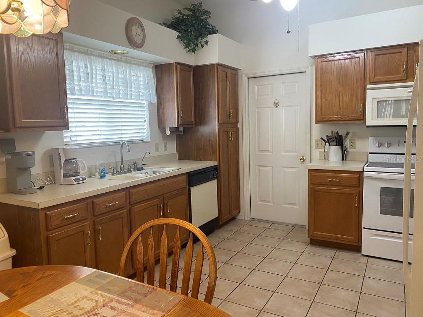 CHARMING AND SPACIOUS 2/2 HOME IN THE VILLAGES! – photo 3