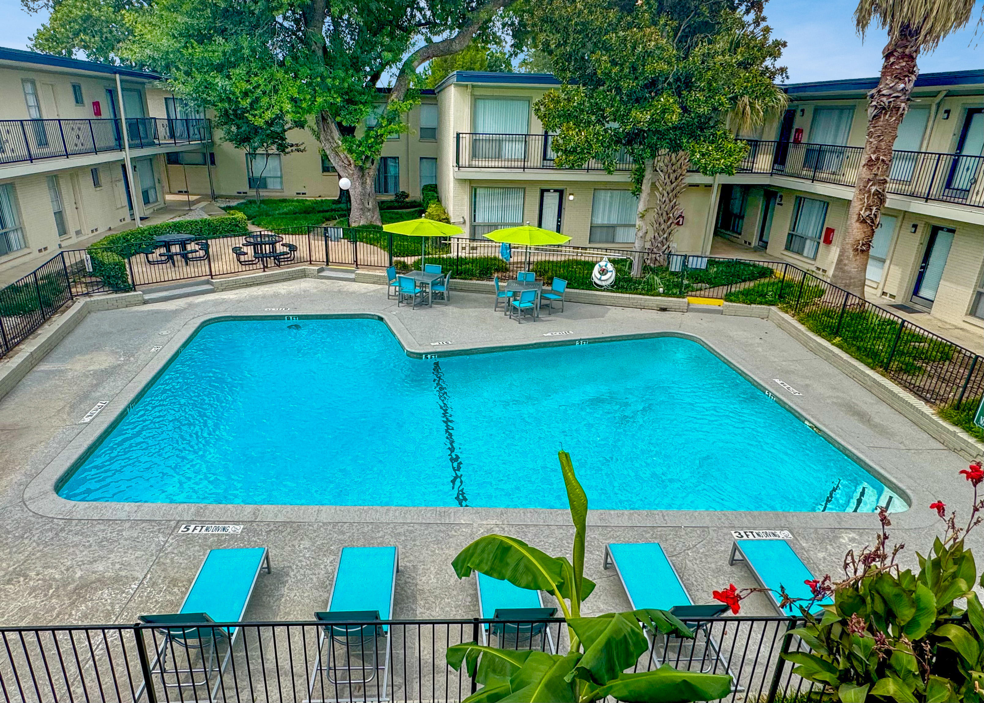 Fairfax Apartments – photo 2