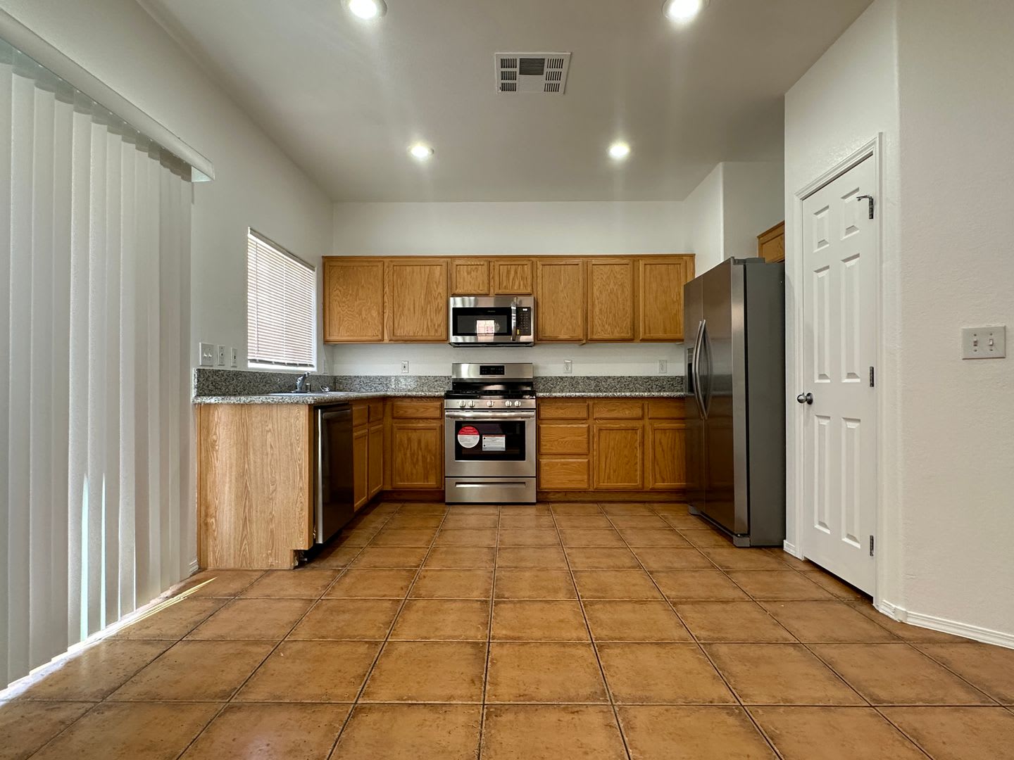 Single Family Home 3 Beds, 2.5 bath, 1 car garage – photo 5