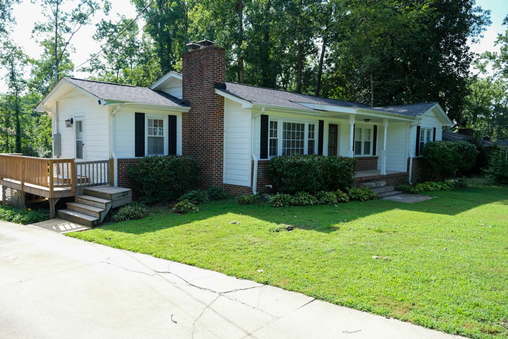 3 Bedroom, 2 Bath house with fenced yard! – photo 2