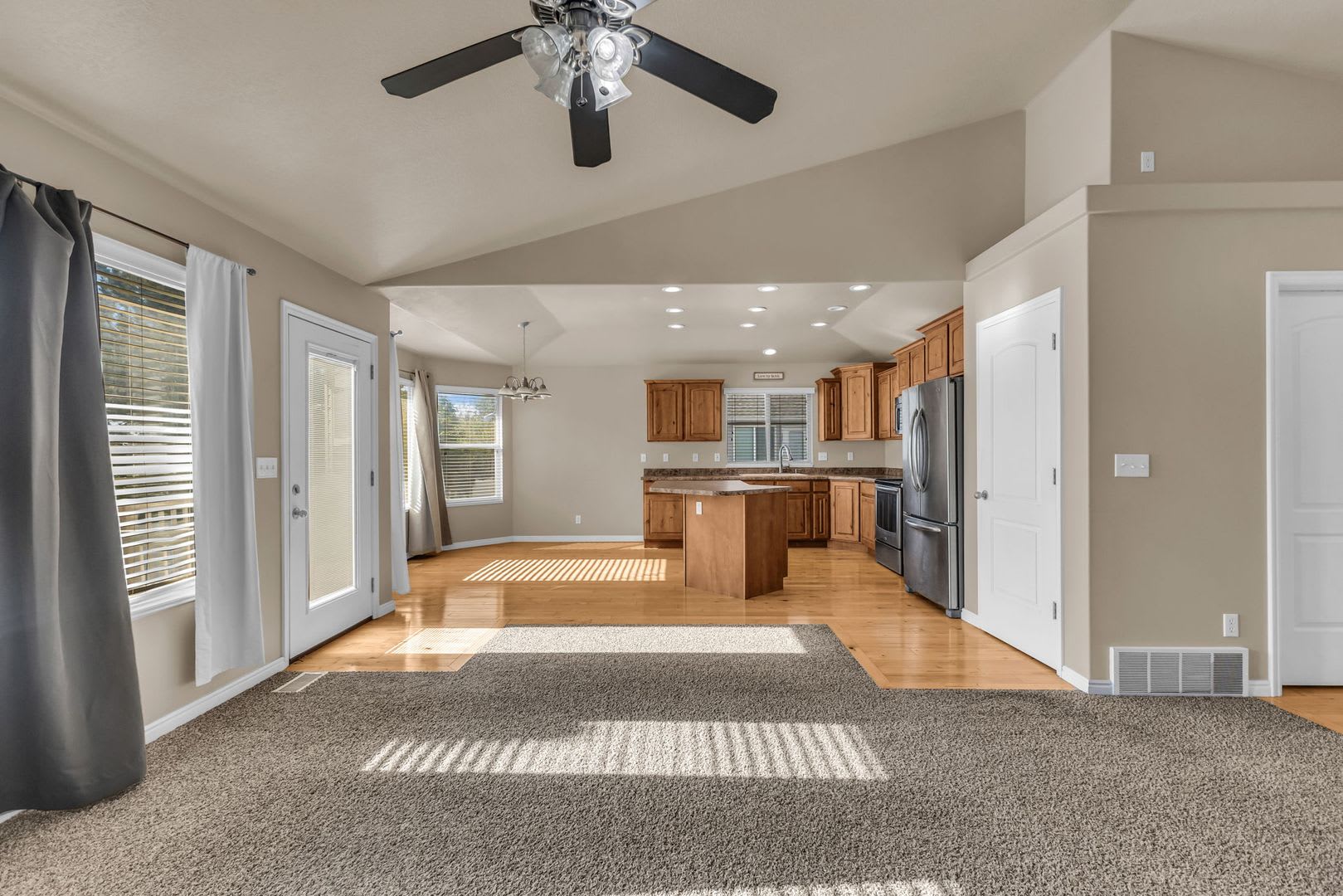 Beautiful 3 Bedroom Rambler in the Heart of Kaysville – photo 4