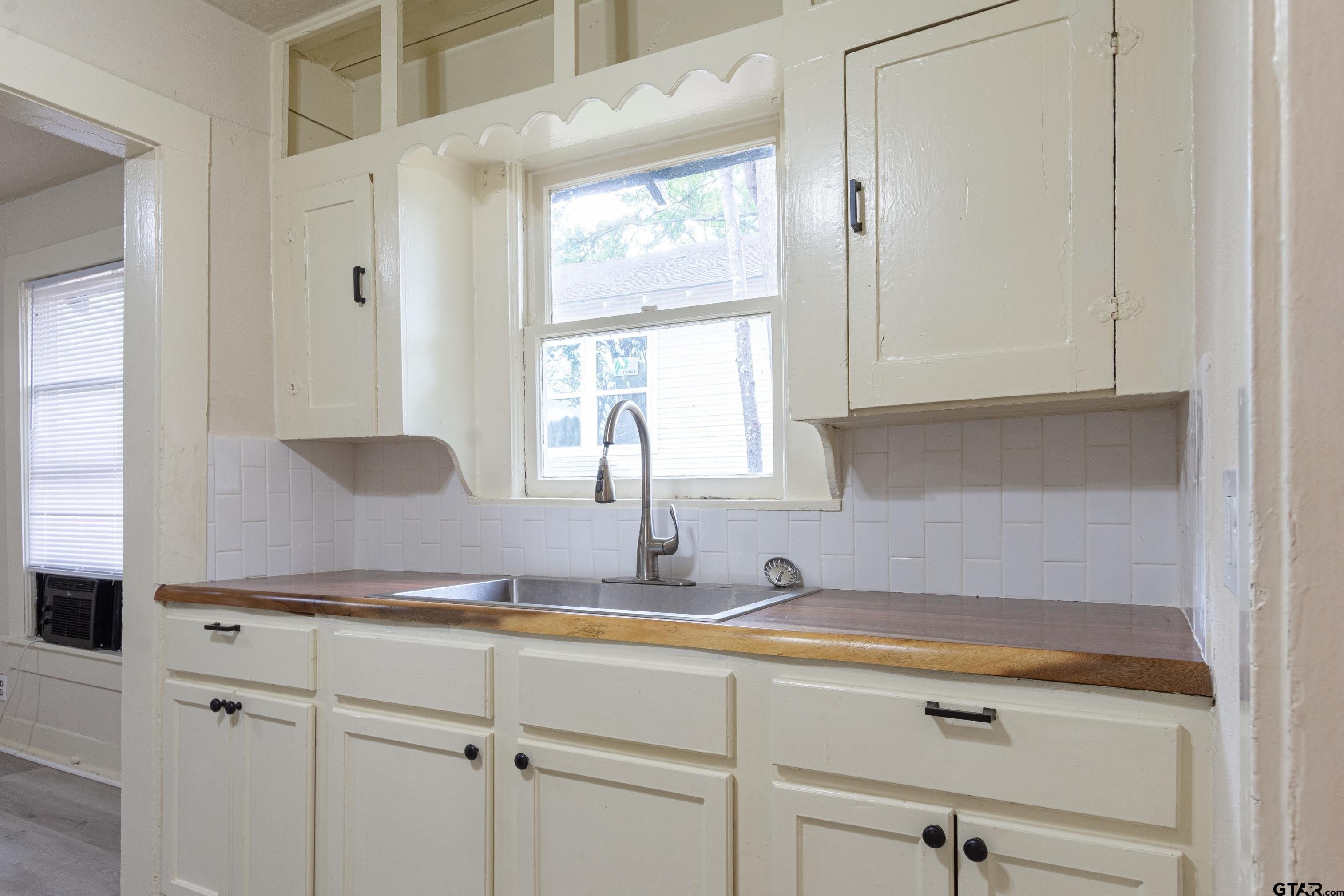 1118 E Houston St – photo 5