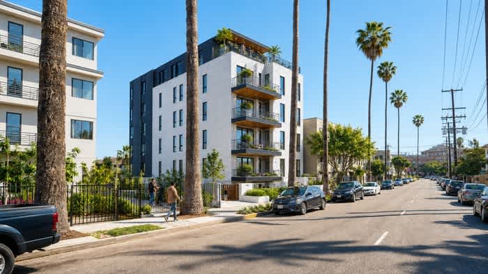 1165 West 36Th Place – photo 1