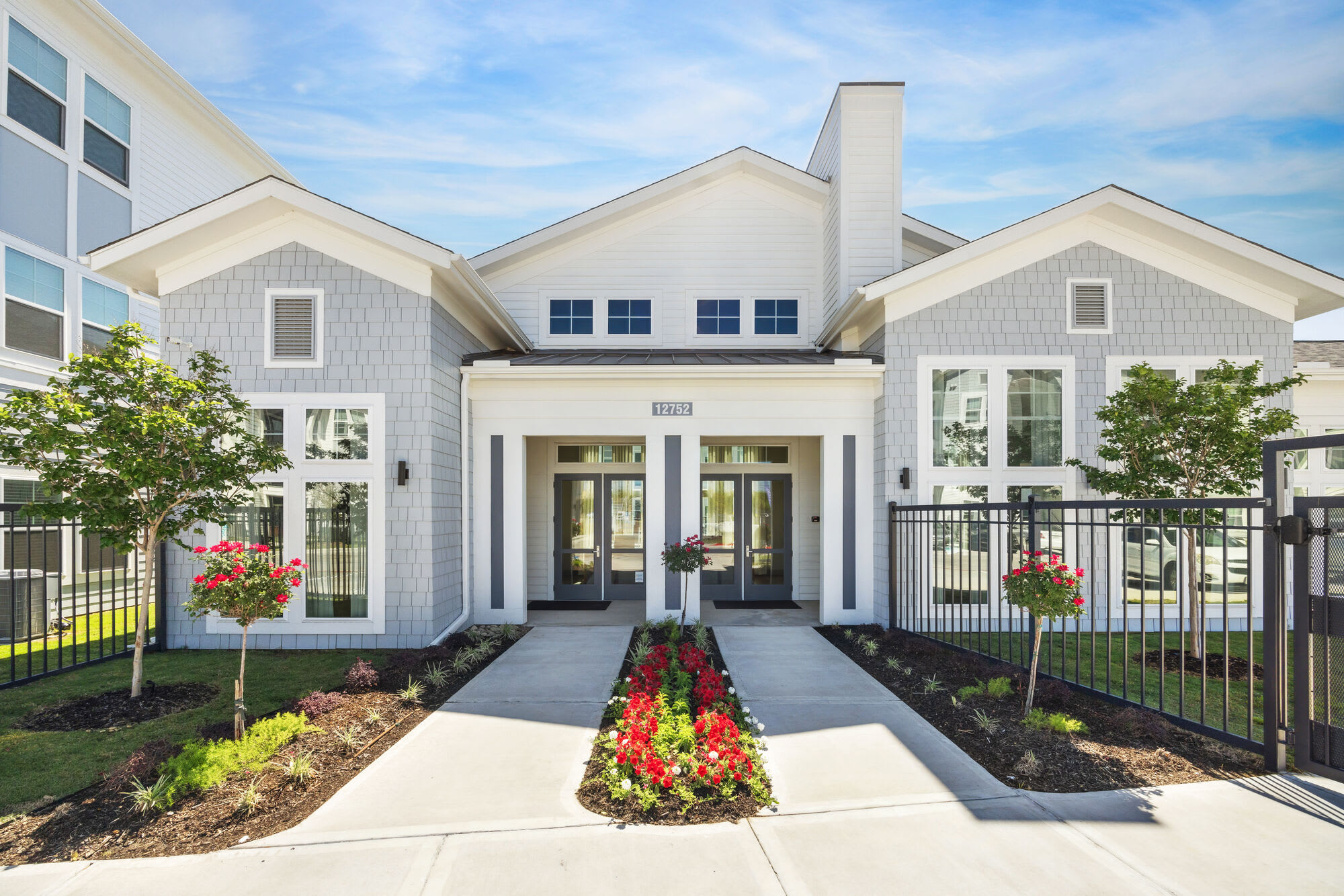 Willow Plaza – photo 1