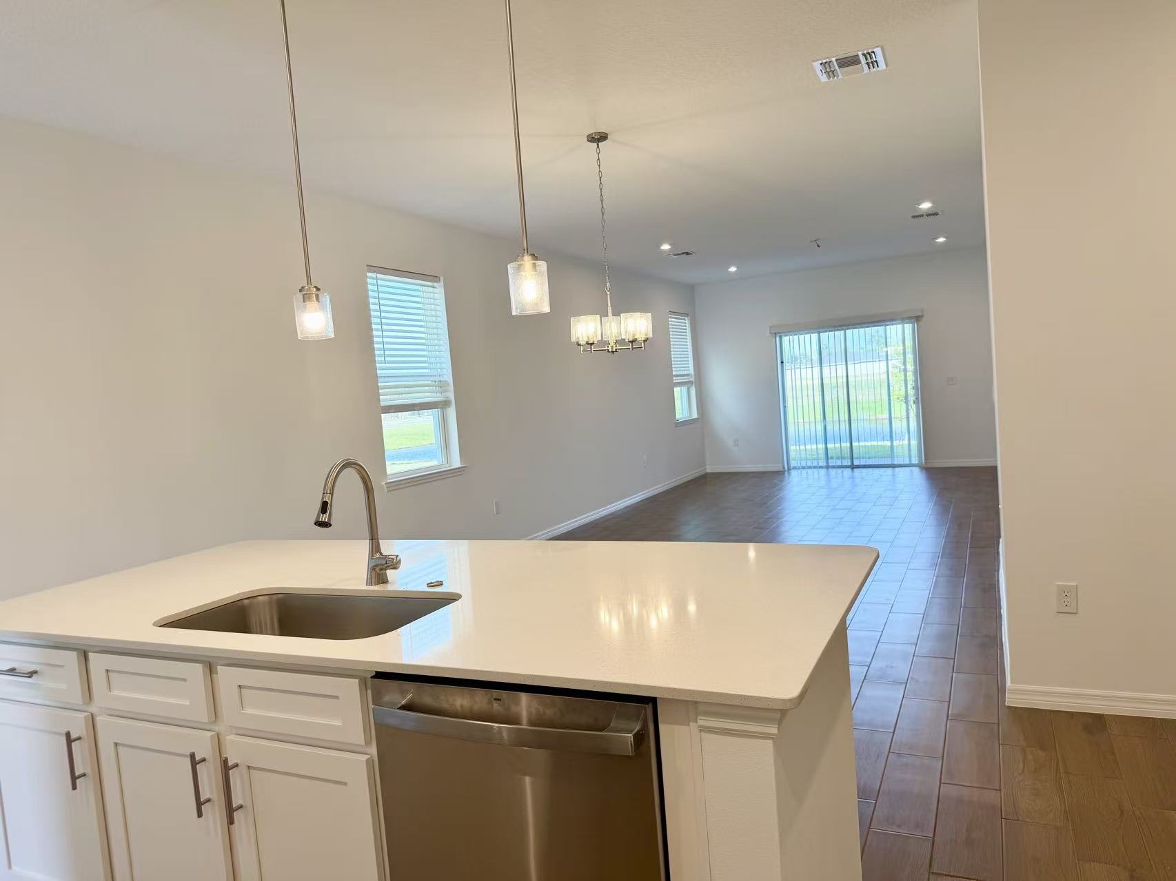 826 Castleford Avenue Northeast – photo 4