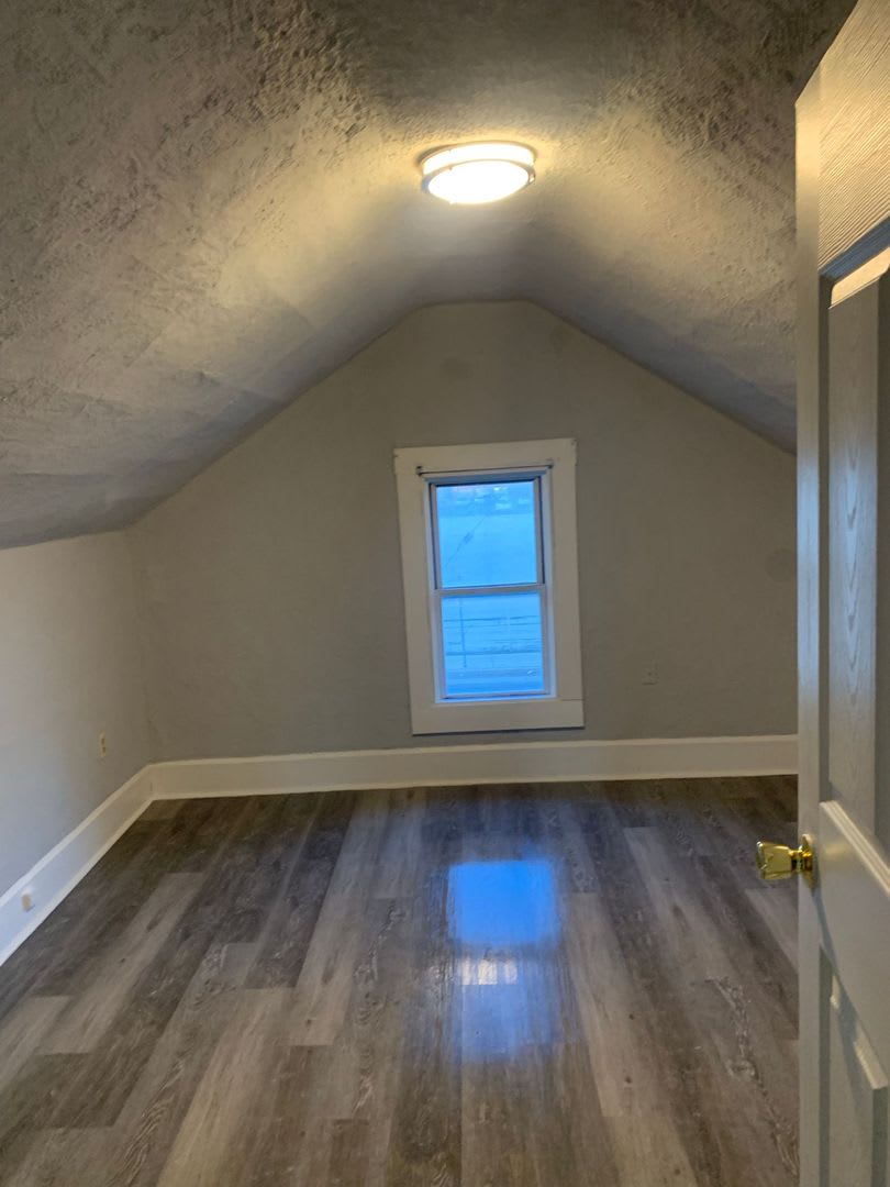 4 Bedroom Single Family – photo 2