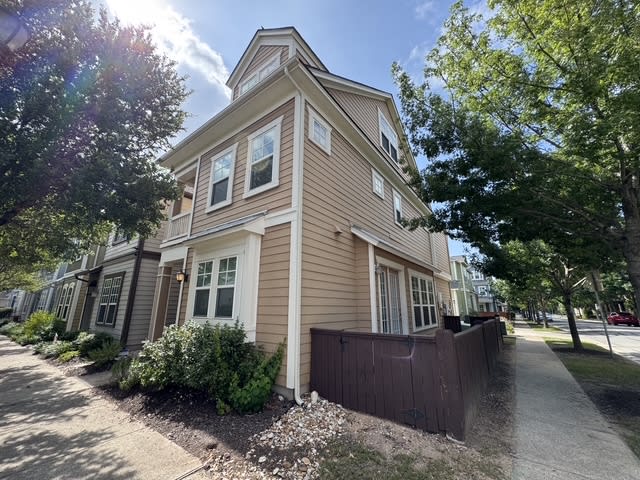 2033 Philomena St – photo 1