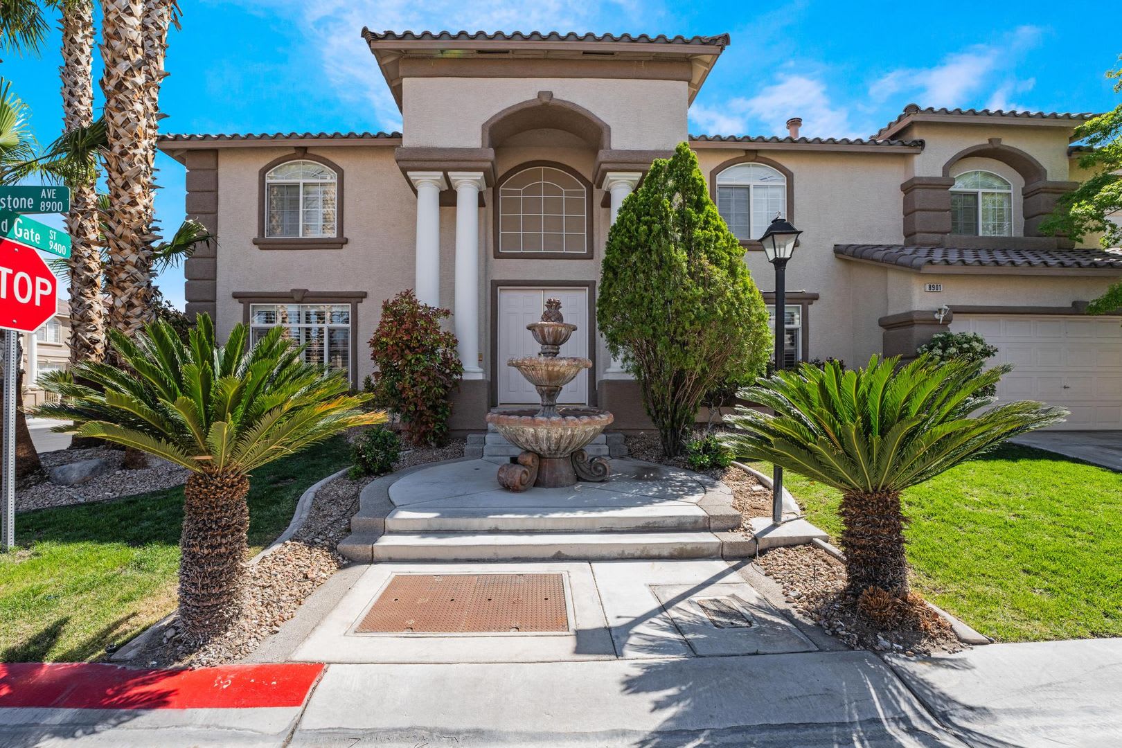 Luxurious Home in Gated Community – photo 2