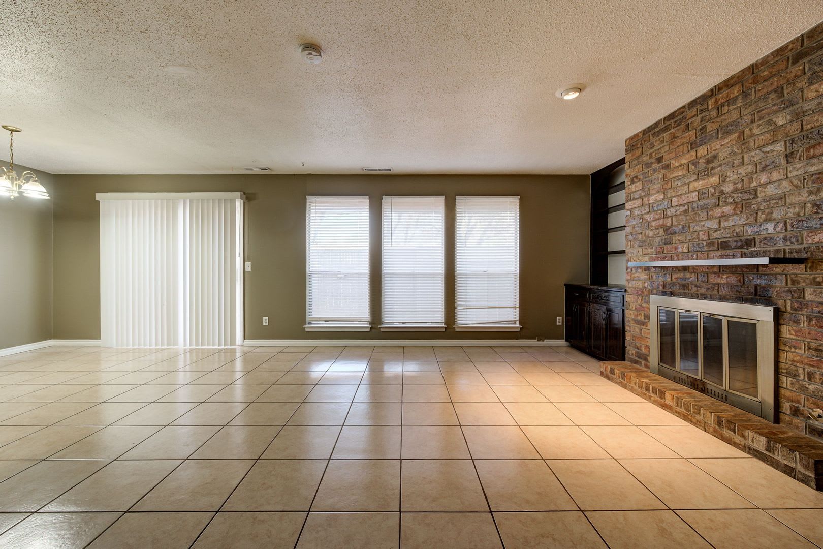 Charming and Spacious 2BD/1.5BTH Duplex Near Lake Hefner – Perfectly Located for Shopping and Dining – photo 4
