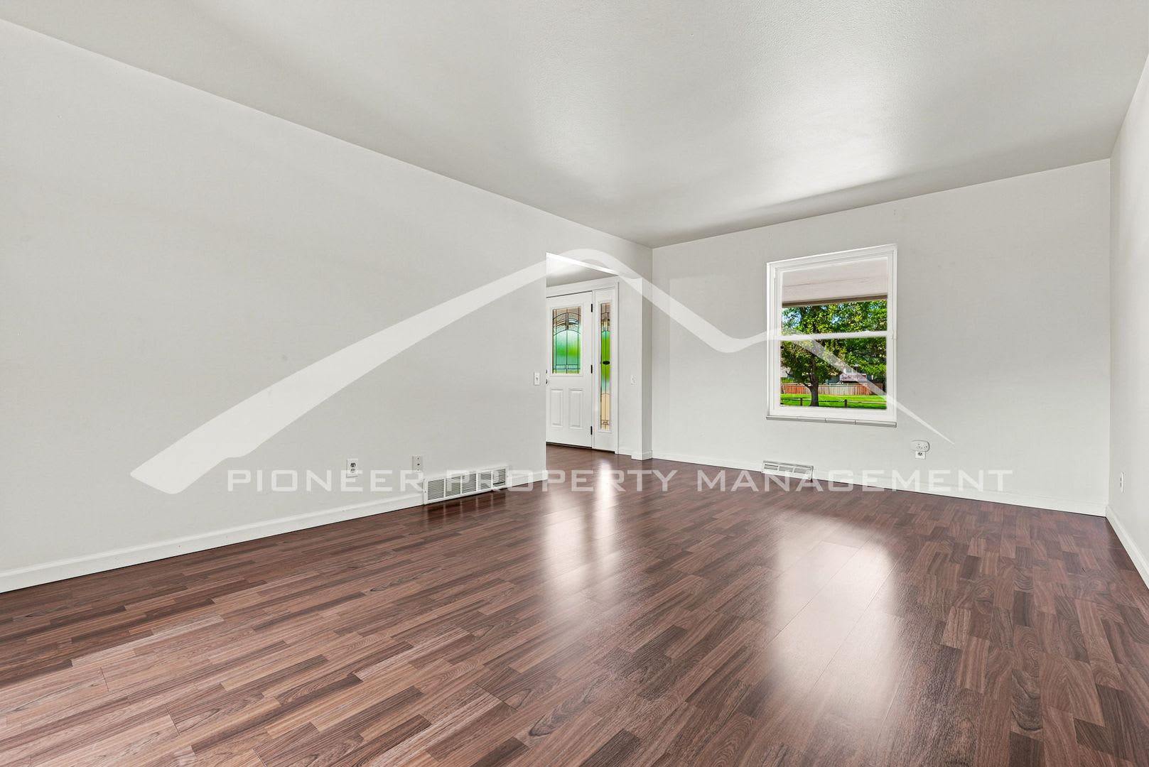 Single Family Home With 2 Car Garage And Central Air – photo 5