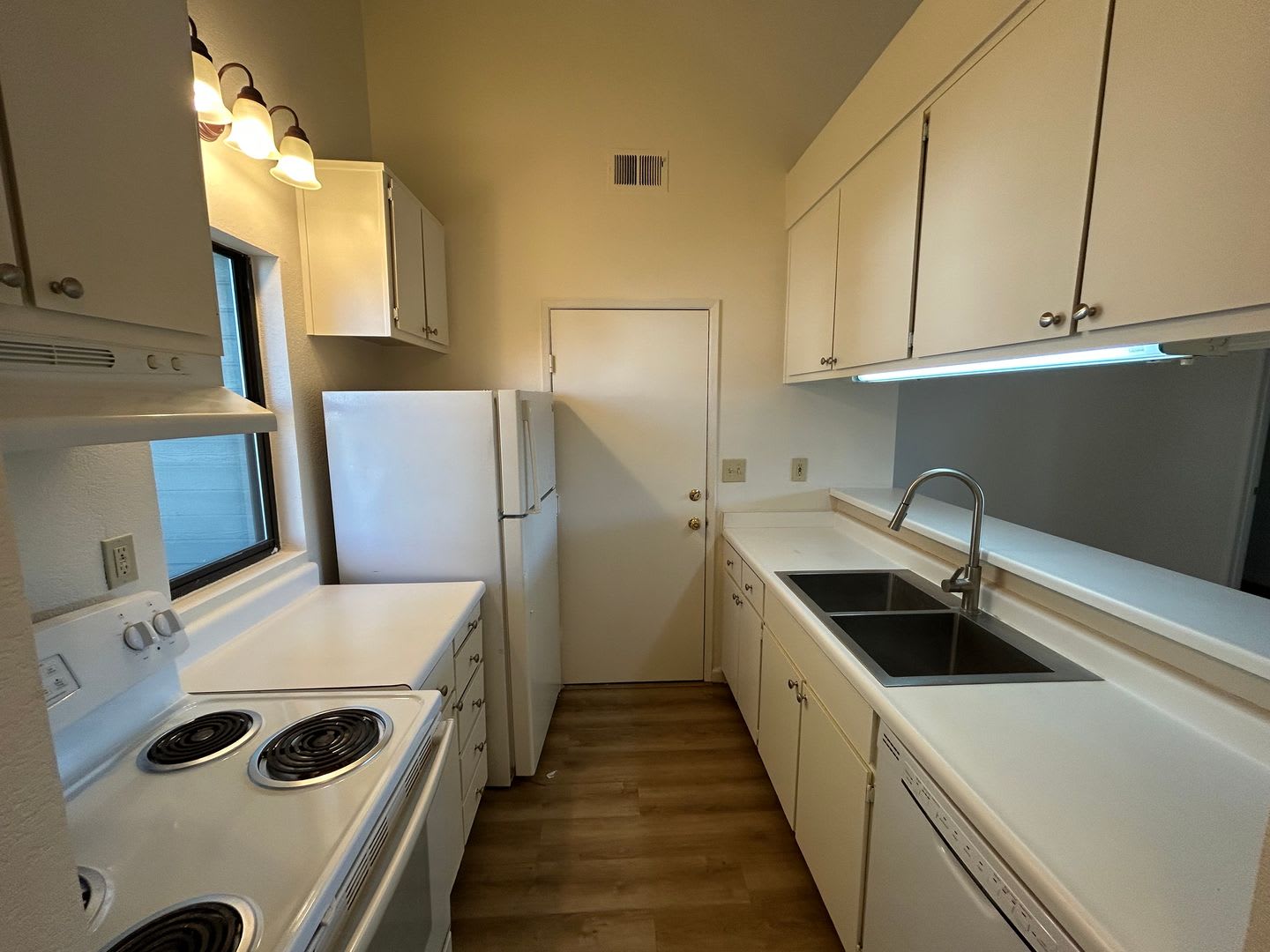 Adorable 1 Bedroom Home in 55+ Cottage Green Community! – photo 4
