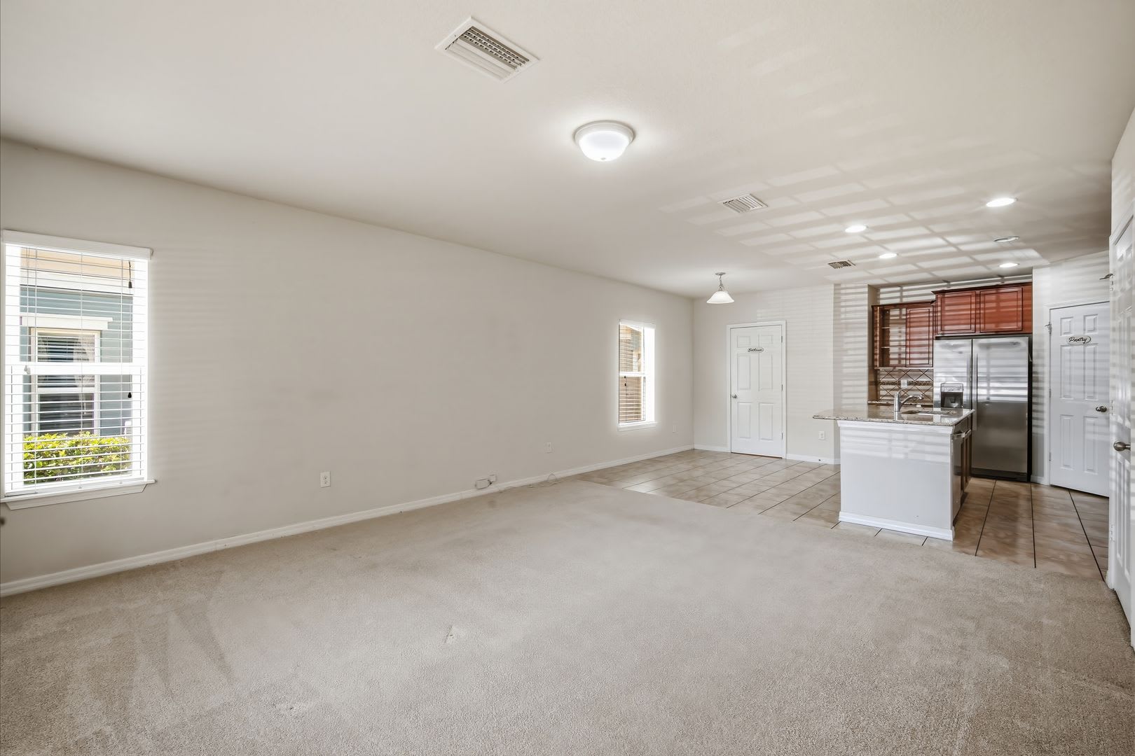 Beautiful 2-Bedroom Townhome in Gated Magnolia Park – Water Included – photo 4