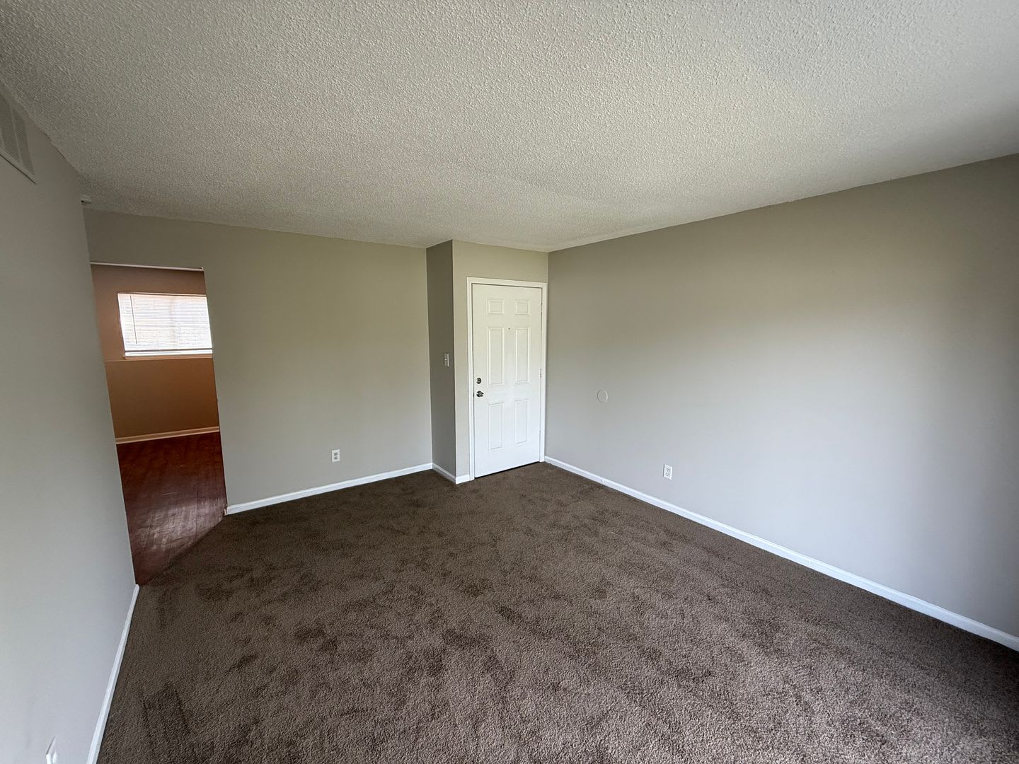 2 bedroom, 1 bath – photo 3