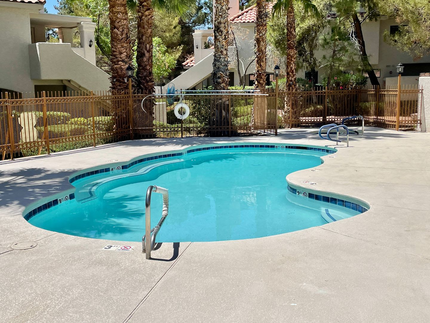 Spacious, Fully Furnished 2 Bed, 2 Bath Condo in the Lakes! – photo 5