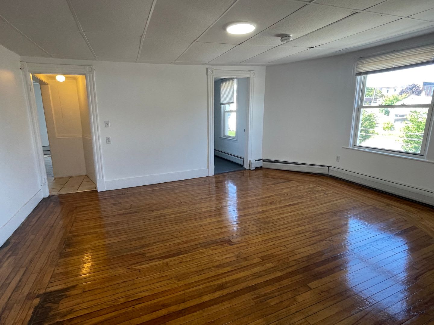 Two-bedroom 3rd floor updated apartment for rent -$1450 Pittsfield – photo 2