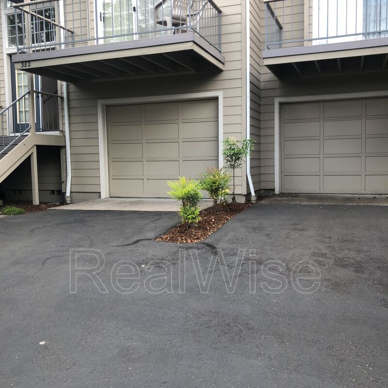 382 Glenn St – photo 3
