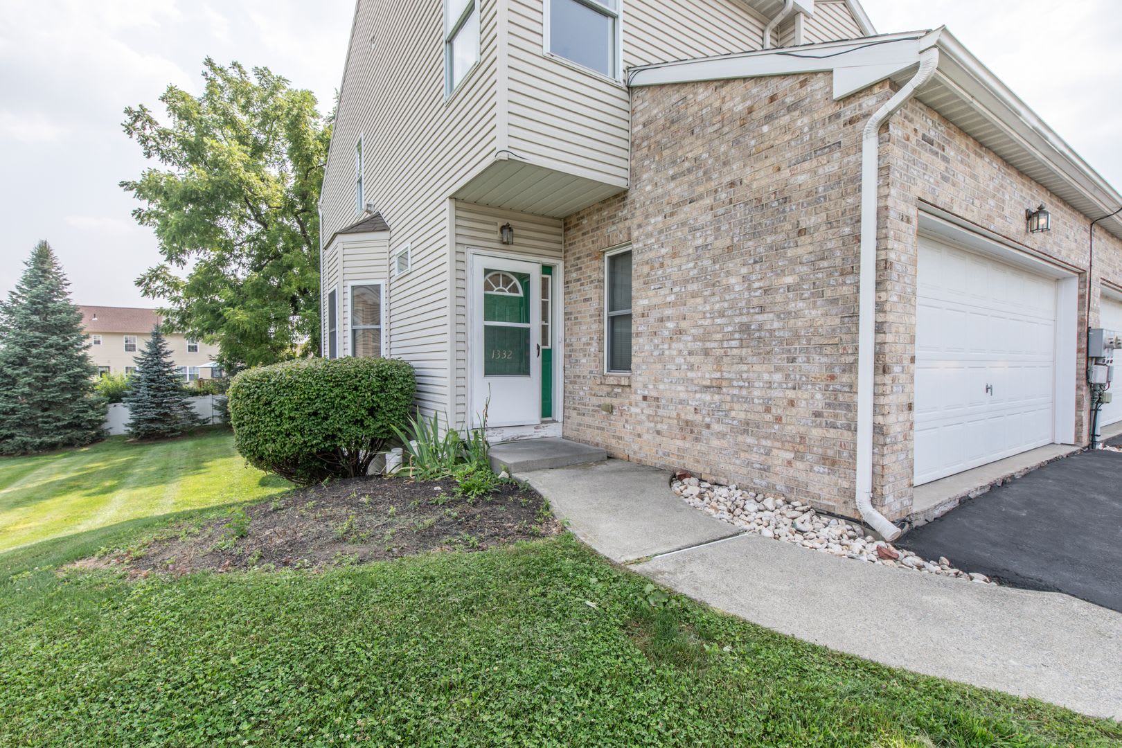 Beautifully Renovated 3 Bedroom 2.5 Bath Home in Desirable Wynne Field Estates – photo 3