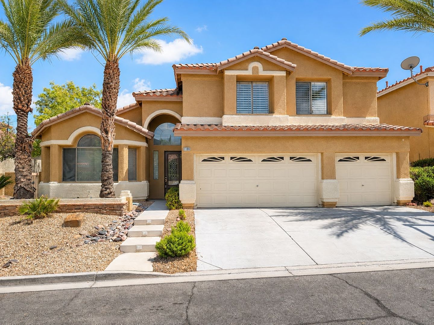Heart of Summerlin 5 Bedroom with a Sparkling Pool – photo 1
