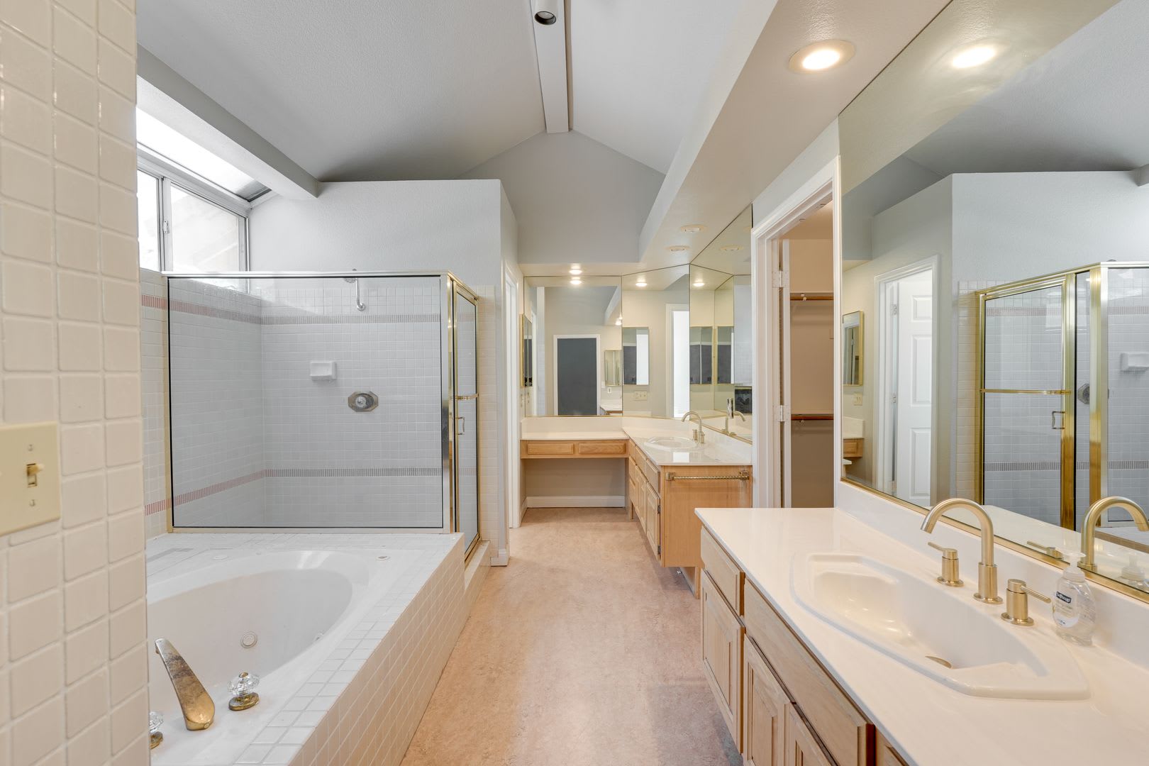 Luxury Meets Comfort in This Beautiful 4-Bedroom Retreat – photo 4