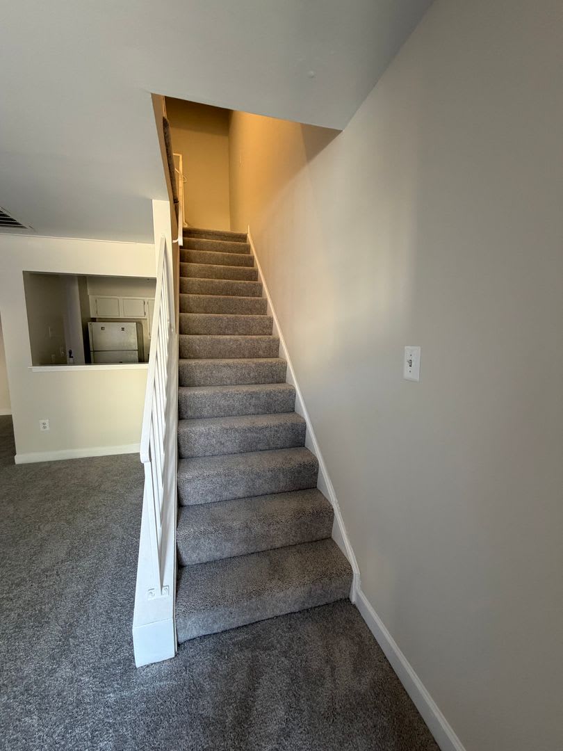 3 LEVEL TOWNHOUSE WITH 3BEDROOMS AND 2 FULL BATHS – photo 5