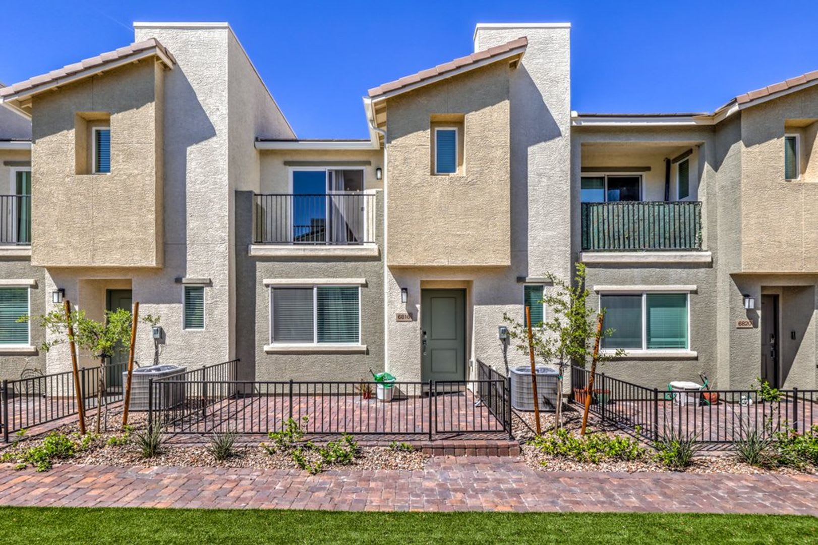 Like New Townhome With Resort Amenities Private Balcony – photo 2