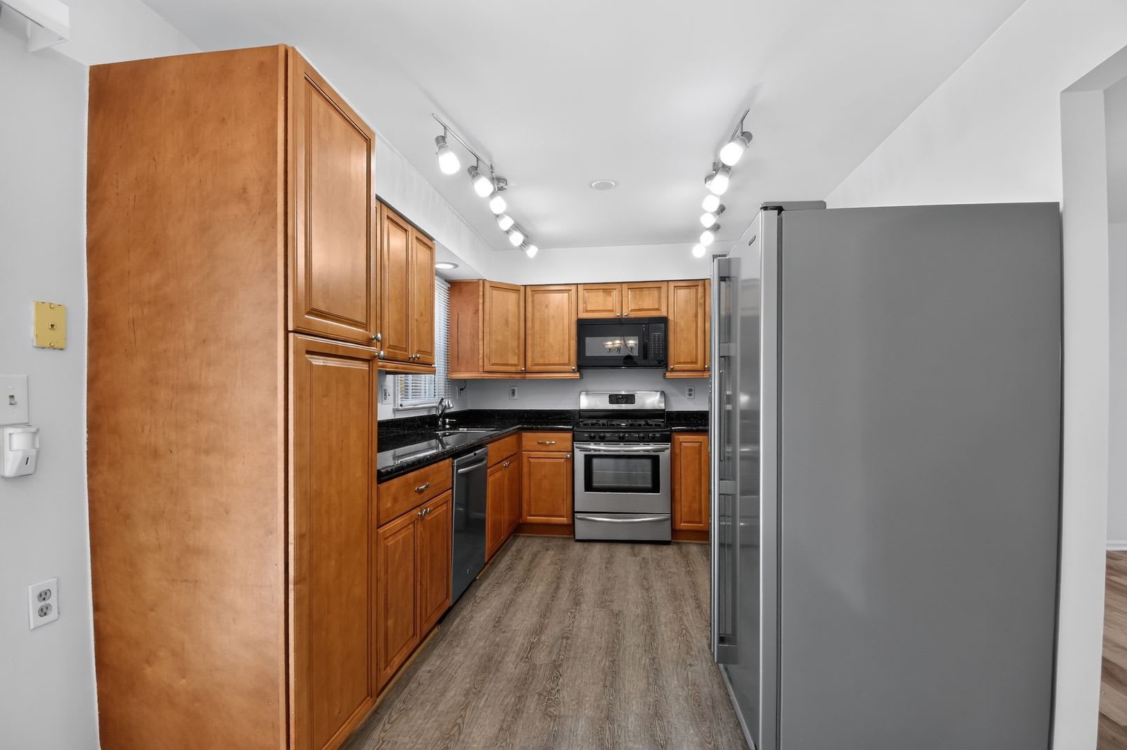 Welcome Home To This Light Filled Updated 4Bd 3 5Bth Brick Th Nestled In The Sought After Boniwood Plat – photo 3