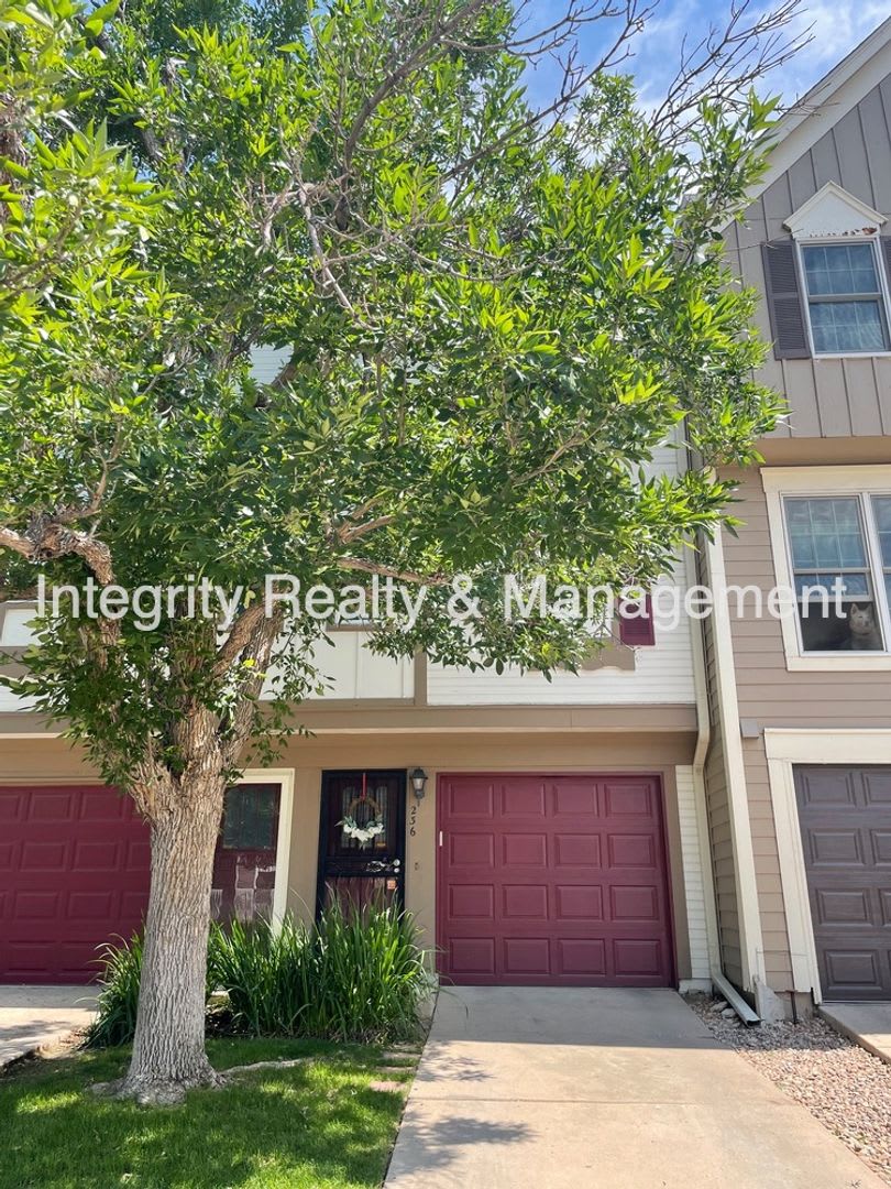 2 Bed 2 5 Bath Townhome 1102 Sq Ft 1811 S Quebec Way 236 – photo 2